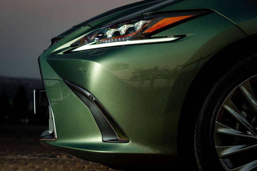 Детали экстерьера Lexus ES300h 2018 года  (ZA) (фото 5 из 45)